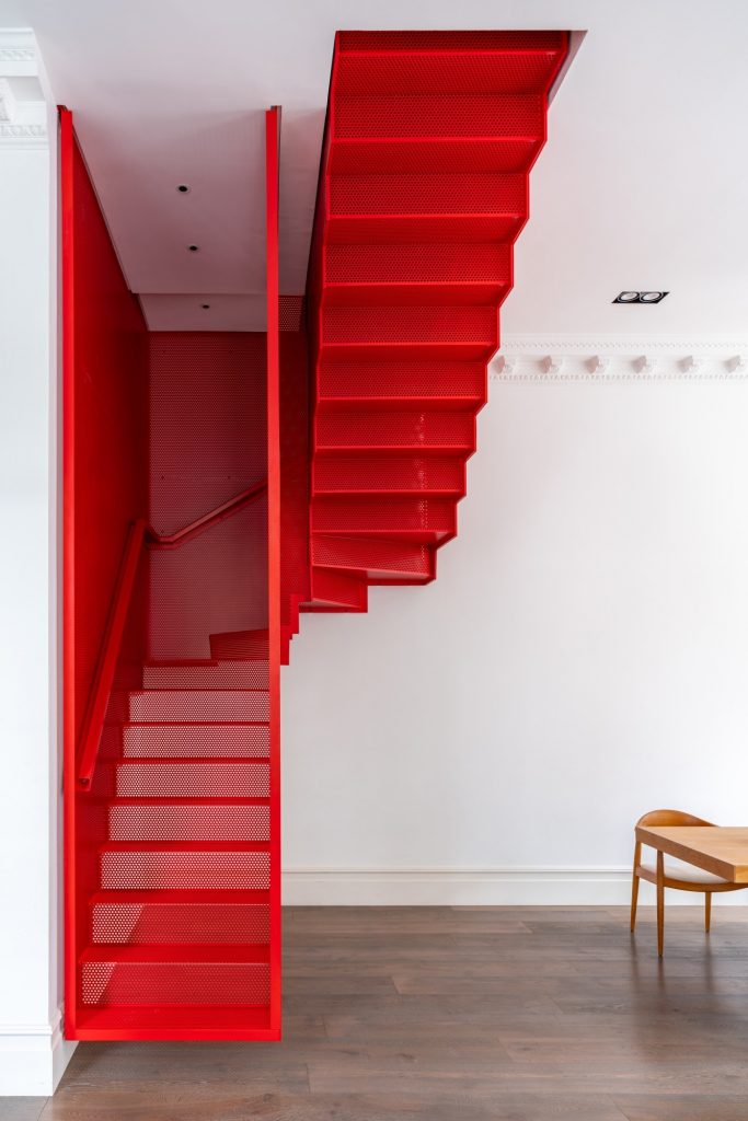 Czerwone, stalowe schody